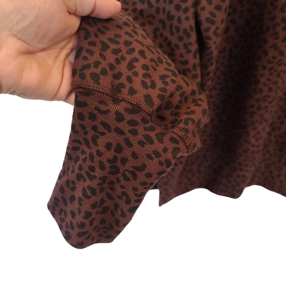 Abercrombie & Fitch soft a&f collection Leopard Print Crewneck sweater medium - Picture 5 of 6